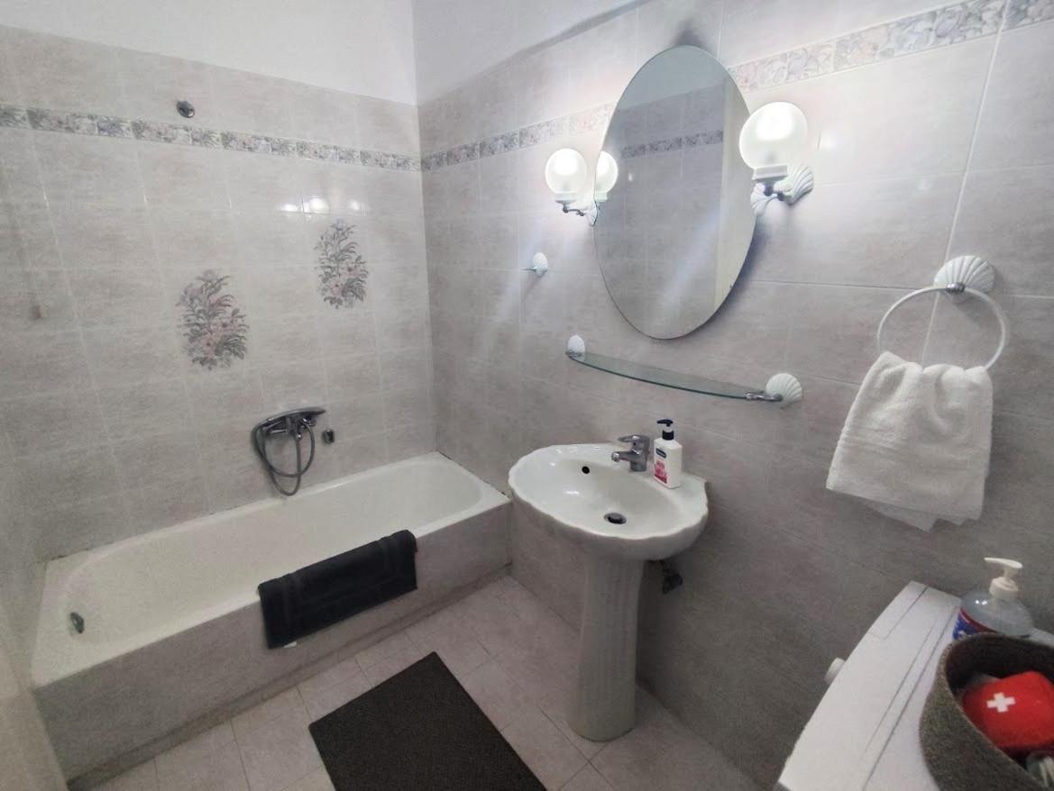 Mando Patrasso - Classical Apartment In The Center Of Patras With Free Parking 外观 照片