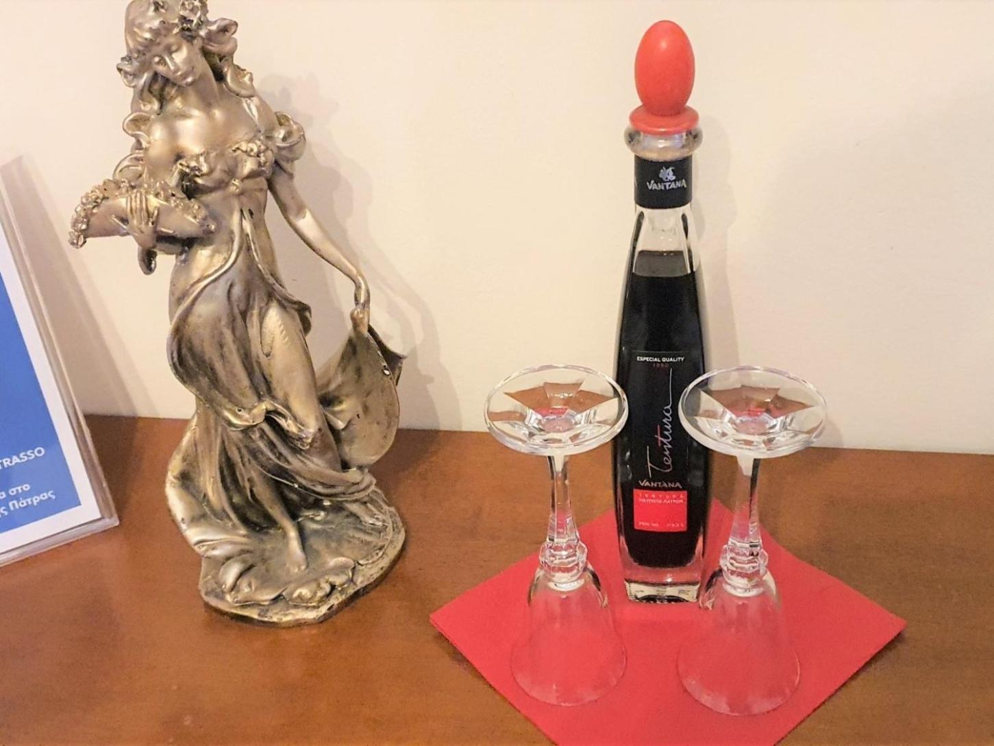 Mando Patrasso - Classical Apartment In The Center Of Patras With Free Parking 外观 照片